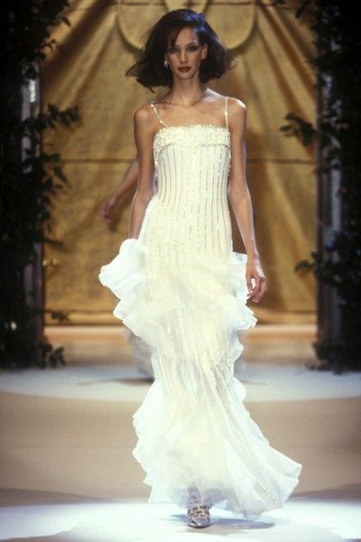 Jasmin Tookes, Vintage Runway Fashion, Valentino Runway, Model Runway, 90s Runway Fashion, Runway Fashion Couture, Runway Outfits, Valentino Couture, Doutzen Kroes