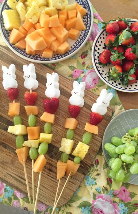 Fruit kabobs topped with peeps - simple easter snack Easy Easter Snacks, Easter Themed Desserts, Easter Kids Food, Fruit Treats, Easter Fruit, Fruit Bowl Display, Easter Party Food, Easy Easter Treats, Easter Snacks