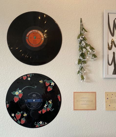 Record Bedroom, Bedroom Flowers, Vinyl Painting, Vinyl Record Art Ideas, Record Ideas, Painted Records, Vinyl Paintings, Record Wall Art, Vinyl Art Paint