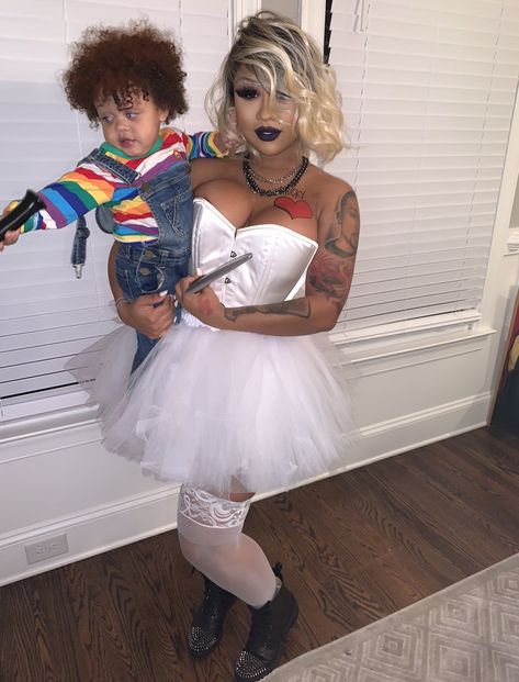 KYLESISTER on Twitter: "Chucky and the Bride! Lil crazy and big crazy. ❤️🔪… " Bride Of Chucky Costume Woman, Mommy Baby Halloween Costumes, Bride Of Chucky Makeup, Bride Of Chucky Costume, Mom Halloween Costumes, Chucky Costume, Black Cosplay, Hot Halloween Outfits, Girls Halloween Outfits