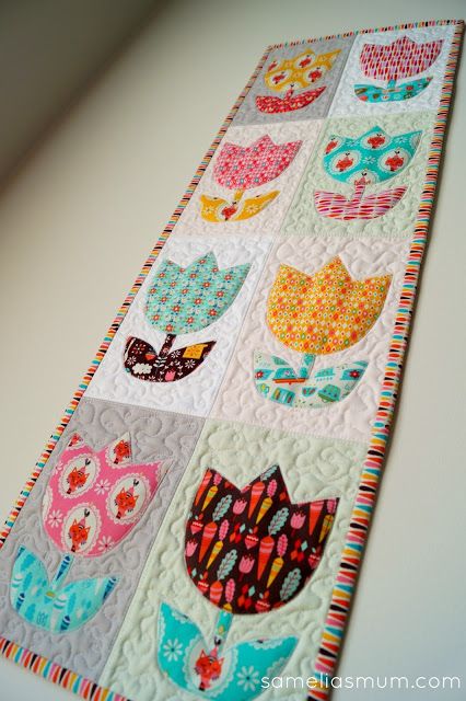 Tulip Time FREE Quilt Pattern at Samelia's Mum featuring Vintage Kitchen fabrics designed by Andrea Muller for Riley Blake Designs #iloverileyblake Quilted Wall Hanging, Spring Quilts, Sewing Things, Flower Quilts, Lori Holt, Miniature Quilts, Flower Quilt, Kitchen Fabric, Valentine Ideas