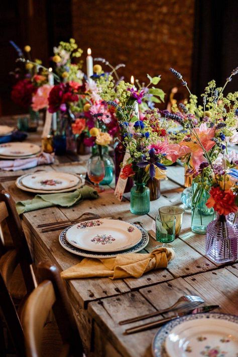 Eclectic Wedding Colors, Multicolor Wedding Decor, Eclectic Wildflower Wedding, Romantic Wildflower Wedding, Simple Garden Party Wedding, Wedding Table Decorations Spring, Eclectic Wedding Table Settings, Vintage Wildflower Wedding, Farm Table Wedding Tablescape