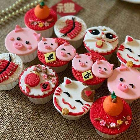 Chinese New Year Cupcakes, New Year Cupcakes, Chinese New Year Cake, New Year's Cupcakes, Chinese New Year Cookies, Professional Cake Decorating, New Year's Cake, Christmas Cake, Mini Cupcakes