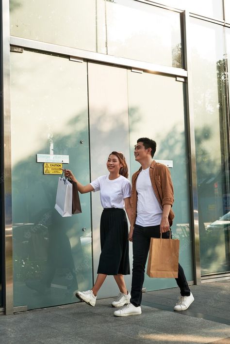 Premium Photo | Young happy couple with shopping bags in the city. Business Portrait Photography, Urban People, Outdoor Shopping, Couples Walking, City Lifestyle, People Shopping, Business Portrait, Couple Photoshoot Poses, Shopping Photography