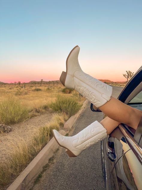 Costal cowgirl | cowgirl boots | sunset | insta inspo Recreate Photos, Country Girl Aesthetic, Estilo Cowgirl, Trajes Country, Vaquera Outfit, Passenger Princess, Cowgirl Boots Outfit, Miley Stewart, White Cowboy Boots