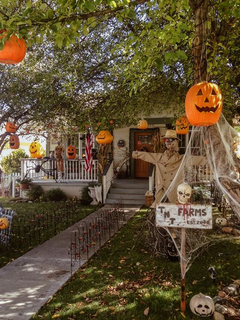 90s Halloween Decorations Outdoor, American Halloween Aesthetic, Halloween Decorations Aesthetic, Halloween In America, Halloween America, 70s Halloween, American Halloween, Halloween Usa, Pumpkin Lanterns