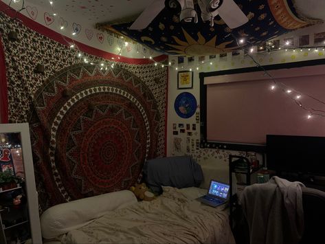 room inspiration, fairy lights, tapestry, spongebob window, ceiling tapestry, room ideas, bedroom inspiration Tapestry On Ceiling, Tapestry Room Ideas, Spongebob Window, Mandela Tapestry, Ceiling Tapestry, Window Ceiling, University Rooms, Tapestry Room, Room Tapestry