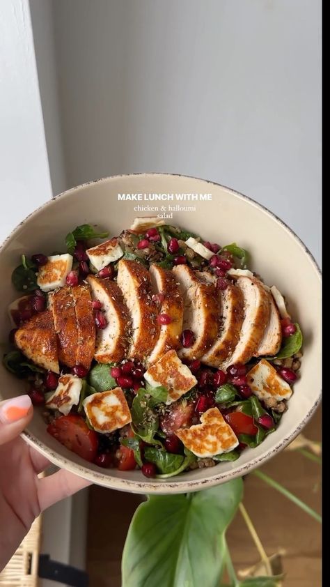 Chicken & halloumi salad 🥗 Cre by @healthycerys 590 cals 40g protein recipe serves 2: 2 chicken breasts (I used chicken seasoning and… | Instagram Chicken And Halloumi, 40g Protein, Foods To Balance Hormones, Halloumi Salad, Protein Recipe, Clean Eating Recipes Lunch, Mediterranean Diet Plan, Healthy Food Dishes, Chicken Breast Recipes Healthy