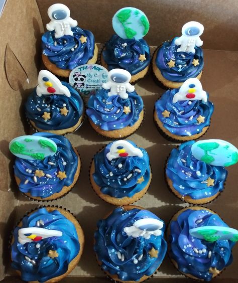 Astronaut Cupcakes Space Theme, Space Cupcakes Birthday, Outer Space Cupcakes, Space Theme Cupcakes, Astronaut Cupcakes, Space Themed Cupcakes, Space Themed Desserts, Space Cupcakes, Galaxy Birthday