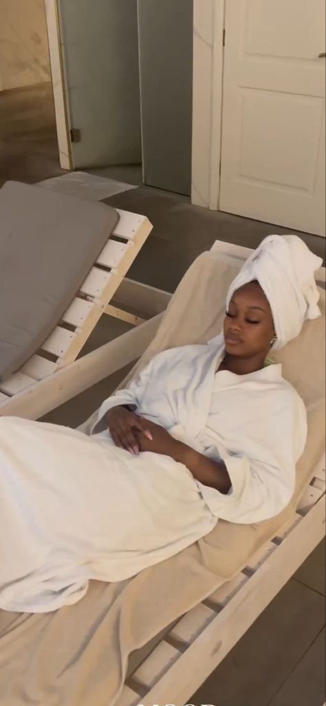 Selfcare Aesthetic Black Women, Spa Aesthetic Black Women, Pampering Aesthetic, Spa Aesthetic Photography, Spa Day Aesthetic, Relaxing Aesthetic, Wellness Habits, Soft Life, Vision Board Inspiration