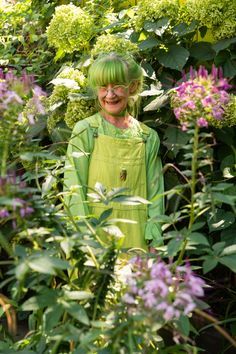 Elderly Aesthetic, Green Lady, Lady Elizabeth, 50s Women, In Her Garden, Fun Life, Old Lady, Artist Life, Bold And Beautiful