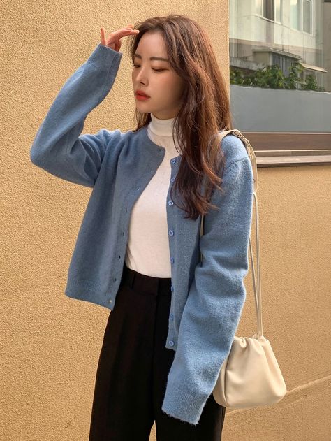 Cardigan Shirt Outfit, Spring Outfits Korea, Blue Cardigan Outfit, Cardigan Outfit Aesthetic, Knit Cardigan Outfit, Cardigan Azul, Light Blue Cardigan, Spring Cardigans, Knitwear Outfit