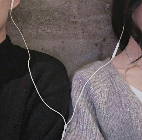 Sharing Headphones, High School Love, High School Romance, Couple Selfies, School Trip, Couple Aesthetic, Hopeless Romantic, Aesthetic Photo, Aesthetic Girl