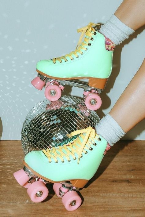 Pink Trucks, Disco Roller Skating, Roller Skating Outfits, Roller Skates Vintage, Skate Aesthetic, Retro Roller Skates, Quad Roller Skates, Skating Aesthetic, Roller Skate Shoes