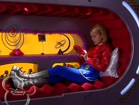 Zenon the Zequel Miranda Lizzie Mcguire, Zenon Movie, Disney Original Movies, Lizzie Mcguire, Disney Live Action, Tropical Art, Original Movie, Room Aesthetic, Iconic Characters