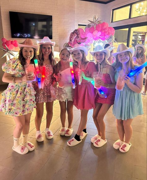 Preppy Family, Birthday Sleepover Ideas, Preppy Birthday, Sweet Sixteen Birthday Party Ideas, Girly Birthday Party, Preppy Party, Sleepover Birthday Parties, Cute Birthday Ideas, 13th Birthday Parties