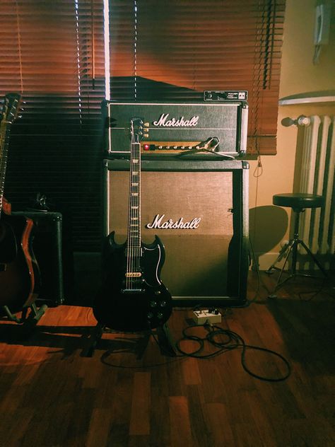 Marshall Guitar Amp, Marshall Amps Wallpaper, Marshall Music, Marshall Guitar, Drums Studio, Guitar Studio, Sg Guitar, Punk Shop, Flat Interior Design