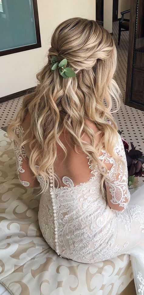 Having a rustic wedding theme? And a bit confused on what hairstyle you should go with your rustic wedding–then look no further. We’ve rounded up... Country Wedding Hairstyles, Bride Hairstyles For Long Hair, Wedding Hair Extensions, Blonde Wedding Hair, Half Up Wedding, Blonde Bride, Half Up Wedding Hair, Wedding Hairstyles For Medium Hair, Wedding Hair Half