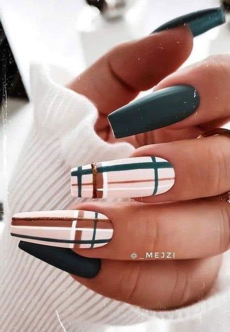 Dark Green Nail Polish, Burberry Nails, Plaid Nail Designs, Beautiful Nail Art Designs, Unghie Nail Art, Dark Green Nails, Art Designs Ideas, Green Nail Designs, Plaid Nails