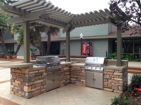 Corner Outdoor Kitchen With Pergola, Diy Outdoor Kitchen With Pergola, Pergola Over Outdoor Kitchen, Outdoor Kitchen Under Pergola, Barbecue Pergola, Deck Bars, Cantilevered Pergola, Creek Landscaping, Backyard Lounge