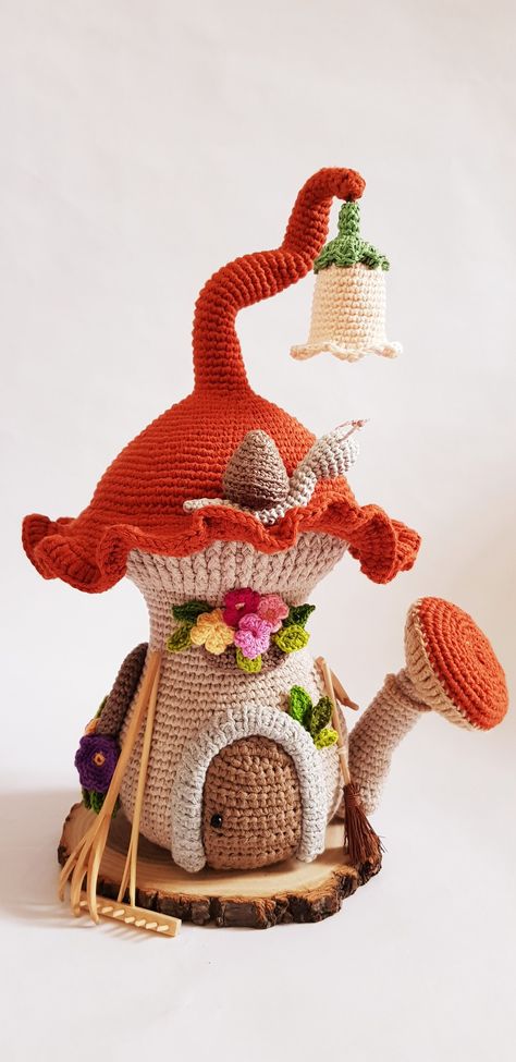 Crochet Fairy House, Fall Crochet Patterns, Crochet Fairy, Crochet Mushroom, Crochet Christmas Decorations, Knitting Patterns Toys, Mushroom House, Crochet Home Decor, Crochet Doll Pattern