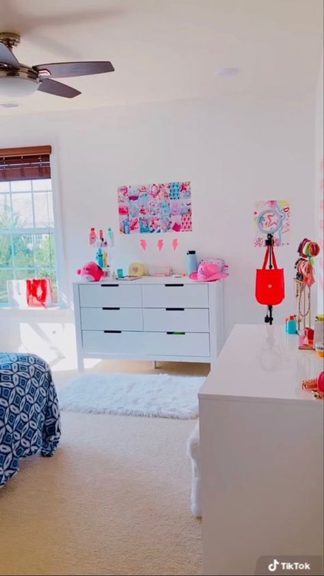 Preppy Bedroom Small Room, Preppy Bonus Room, Preppy Room Decor Vanity, Preppy Loft Bedroom, Preppy Dresser Ideas, Preppy Room Stuff, Beachy Preppy Bedroom, Preppy Dresser Decor, Preppy Room Decor Amazon