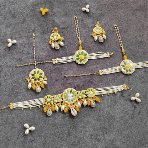 Haldi Set For Bride, Haldi Jwellary For Bride, Haldi Ornaments, Haldi Rasam, Diy Necklace Designs, Jewellery Patterns, Haldi Jewellery, Cloth Jewellery, Flower Jewellery For Haldi