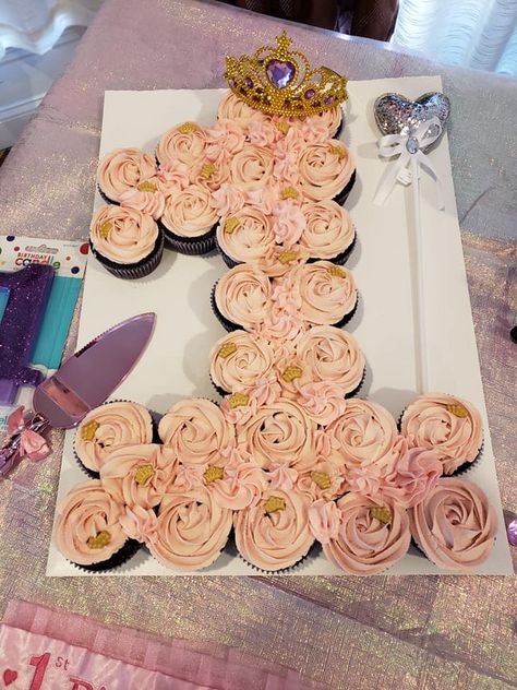 Cupcake Princess Cake, Pink Princess Cupcakes, Princess Pull Apart Cupcakes, Princess Cupcake Ideas, Birthday Pull Apart Cupcakes, Princess Cupcakes Ideas, Princess Birthday Cupcakes, Princess Party Cupcakes, Princess Cupcake Cake