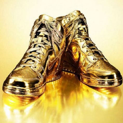 Nike Is Releasing Five Pairs Of Sneakers That Are Dipped In Real 24 Karat Gold Expensive Mens Shoes, Gold Nike Shoes, Most Expensive Sneakers, Expensive Sneakers, Golden Sneakers, Most Expensive Shoes, Nike Air Force 1 Outfit, Boty Nike, Outlet Nike