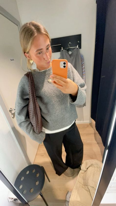 Management Consultant Outfit, H&m Autumn Outfits, Grey Jumper Outfit Women, Winter Scandi Style, Cable Knit Jumper Outfit, Fall Outfits Stockholm Style, Outfit Pull Gris, Smart Casual Attire Women, Grey Knitted Sweater Outfit