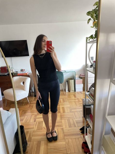 How to Wear Capri Pants: 6 Fresh Ways to Wear the '00s Trend | Who What Wear Black Capri Outfits, Capri Leggings Outfit, Colored Pants Outfits, Capri Pants Outfits, Most Pinned, Capri Outfits, J Crew Jacket, White Capri Pants, Capsule Closet