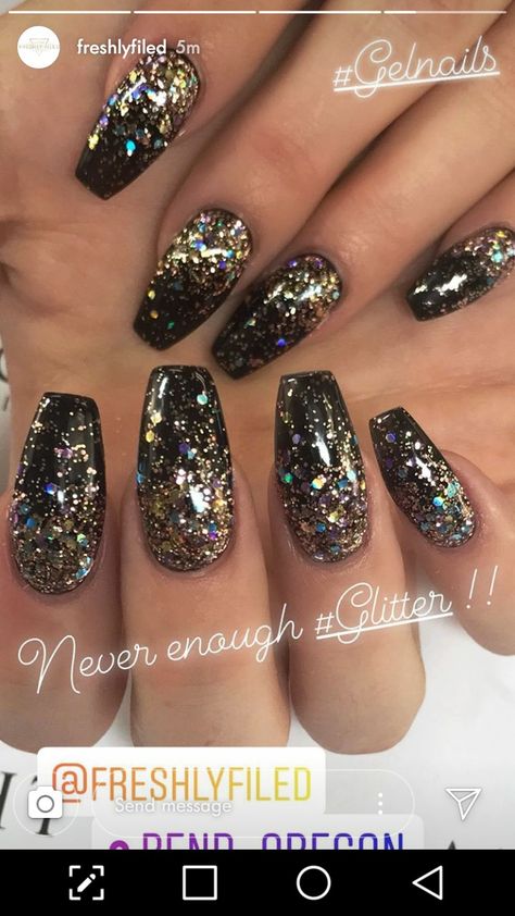 New Years Nails Color, Christmas Party Nails Sparkle, Kerstnagels Glitter, Black Gold Silver Nails, Black Silver And Gold Nails, Black Nails With Gold Tips, Black Tie Nails Classy, Black And Gold Nails Design Classy, Silvester Nails New Years