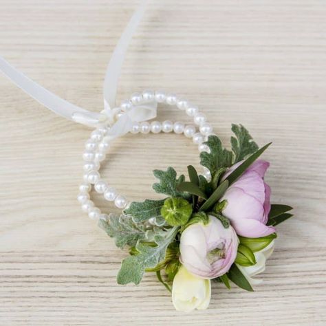 Make Your Own Corsage, How To Make A Wrist Corsage Bracelet, Easy Corsage Diy Simple, Make A Corsage Wristlets, Coursage Diy How To Make A, Artificial Flower Corsage Diy, Homecoming Corsage Ideas High Schools, Making Corsages Diy, Diy Corsage Wristlet Fake Flowers