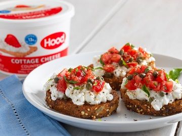 Delicious and healthy bruschetta spread made with cottage cheese. Cottage Cheese Bruschetta, Cottage Cheese Spread, Country Style Cottage, Healthy Bruschetta, Healthier Food, Cheese Toast, Cheese Dishes, Quick Lunch, Style Cottage