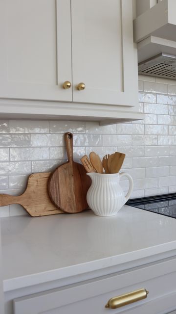 Laura on Instagram: "The perfect creamy greige! Pale Oak by Benjamin Moore 🫶 SAVE this post for later 👇 You can always shop my home on my LTK page #ltkhome #ltk @linenandpinehome . . . . . . #kitchendesign #kitchencabinets #brasshardware #backsplash #kitchenisland #kitcheninspiration #kitcheninspo #transitionalhome #transitionaldesign #paleoak #homeswithpurpose #brasshardware #ａｅｓｔｈｅｔｉｃ #canadianhomecollective #frombuildtobuilt #ourbuildjourney #newbuild #kitchendecor #interiordesign #interiordesigner #paleoakbenjaminmoore #rejuvenationhardware #homesofinstagram #homedecor #homedesign #homeinspiration #homeinspo #homesensecanada #peihomes Kitchen, design, cabinetry, transitional design, interior design, cozy home, paint colors, greige paint, brass hardware" Backsplash For Greige Cabinets, Pale Oak Kitchen Cabinets, Pale Oak Benjamin Moore Kitchen Cabinets, Pale Oak Cabinets, Paint Colors Greige, Maximalism House, Pale Oak Benjamin Moore, Moody Maximalism, Greige Kitchen Cabinets