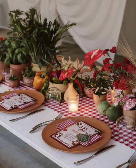 Pizza Tablescape, That’s Amore Bridal Shower Ideas, Thats Amore Bridal Shower Ideas, Welcome Party Decor, Tomato Party, Pizza Dinner Party, Italian Dinner Table, Italian Dinner Party Decorations, Pizza Party Decorations