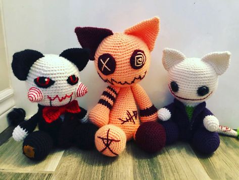 Jigsaw cat 🖤zombie cat🖤joker cat Crochet Zombie Cat, Horror Amigurumi, Crochet Zombie, Gothic Crochet, Creepy Stuffed Animals, Knitted Stuffed Animals, Crochet Backpack Pattern, Zombie Cat, Granny Square Crochet Patterns Free