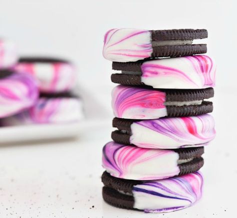 These+DIY+Marbled+Oreos+are+super+easy+to+make+and+they+look+pretty+amazing+too!+_+Sprinkles+for+Breakfast Oreo Cake Pops, Oreo Pops, Chocolate Oreos, Chocolate Covered Oreos, Bake Sale, Party Treats, Oreo Cookies, Unicorn Party, Unicorn Birthday