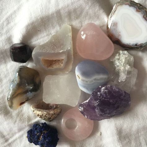 Types Of Rocks, Crystal Vibes, Crystal Aesthetic, Spiritual Crystals, Pretty Rocks, Witch Aesthetic, Rocks And Crystals, Crystals And Gemstones, Pretty Pictures