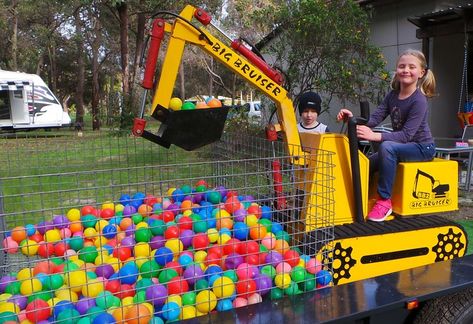 Kids Mini Digger Hire. A very cool and fun idea for parties! Digger Party Games, Construction Theme Party Games, Excavator Party, Digger Party, Digger Birthday, Construction Theme Party, 3 Birthday, Construction Birthday Parties, Construction Theme