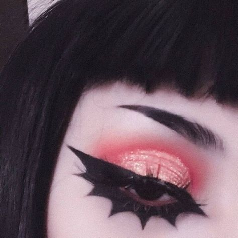 Batwing Eyeliner, Maquillage Goth, Goth Eye Makeup, Funky Makeup, Punk Makeup, Swag Makeup, Alternative Makeup, Emo Makeup, Dope Makeup