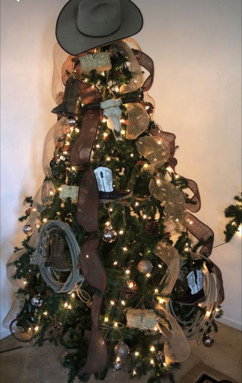 Horse Themed Christmas Decorations, Vintage Christmas Decorations Diy Rustic, Country Xmas Tree, Western Themed Christmas Tree Ideas, Christmas Tree Western Theme, Western Vintage Christmas Tree, Cowboy Christmas Trees, Western Winter Decor, Horse Theme Christmas Tree