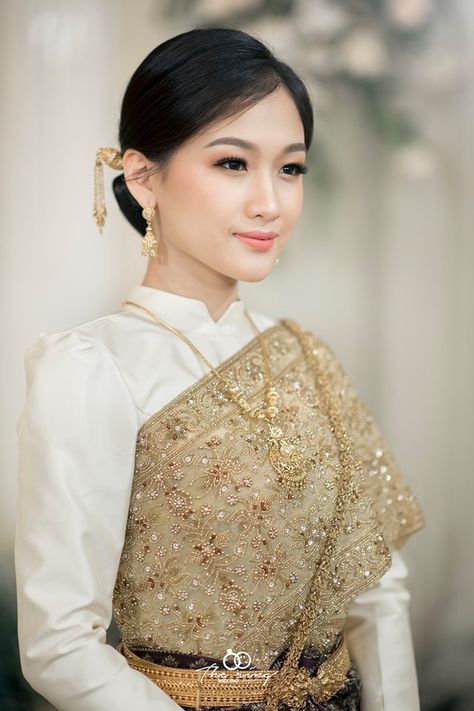 Khmer Wedding Hairstyles, Cambodian Wedding Hairstyles, Cambodian Hairstyles, Khmer Hairstyle, Wedding Khmer, Khmer Wedding Dress, Thailand Traditional Dress, Cambodian Culture, Cambodian Wedding Dress