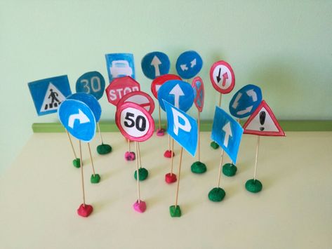 Diy Road Signs, Traffic Signs For Kids Activities, Road Signs For Kids, Street Sign Art, Map Projects, Kindergarden Activities, Paper Doll House, Easy Arts And Crafts, Crafts For Seniors