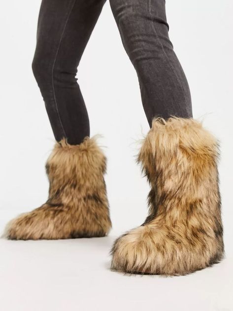 These boots are really cute. These boots are very comfortable and warm. They are great and warm for fall or winter. #fur #boots Fur Street Style, Fox Fur Boots, Asos Boots, Brown Trainers, Hate Summer, Faux Fur Boots, Boots Sneakers, Moon Boots, Fur Boots