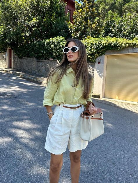 Discover the perfect casual zoo outfit ideas for a summer day out! Whether you're visiting LA, San Diego, or a different zoo, these cute looks will keep you comfortable and stylish. For example, we love this chic, old money style outfit with white Bermuda shorts, a Hermes Herbag and a yellow button-up shirt. Yellow Shirt Outfit, Corporate Attire Women, Linen Shirt Outfit, White Shorts Outfit, Classy Business Outfits, Corporate Attire, Summer Shorts Outfits, Business Outfits Women, Interview Outfit