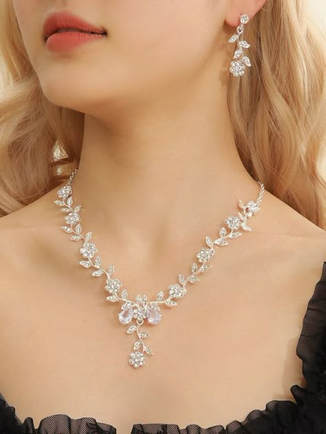 Prom Necklaces, Neck Pieces Jewelry, Rhinestone Jewelry Set, Fancy Watches, Fancy Jewelry Necklace, Pretty Jewelry Necklaces, Fancy Jewellery Designs, Fancy Necklace, Prom Jewelry