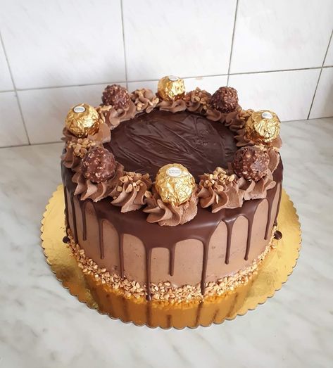 Ferrorocher Chocolate Cake, Ferrero Cake, Muffin Design, Strawberry Chocolate Cake, Happy Birthday Chocolate Cake, Ferrero Rocher Cake, Chocolate Cake Designs, Cake Homemade, Family Cake