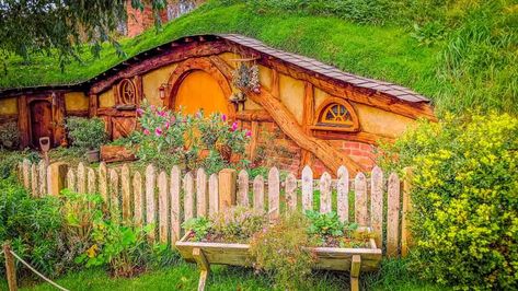 Hobit Houses, Casa Dos Hobbits, Small Log Homes, Hobbit Houses, Cottage Images, Log Home Designs, Earth Sheltered, Brown House, Small Farmhouse