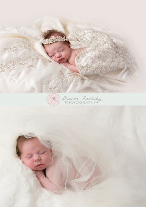 Family Photos Bedroom, Newborn Girl Photoshooting, Newborn Family Photos At Home, Girl Photoshooting Ideas, Girl Photoshooting, Reality Photography, Baby In Wedding Dress, Newborn Family Pictures, Photo Bb